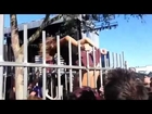 Garota pulando a Cerca - Girl Jumping Fence At Festival Gets A Wedgie