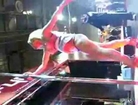 Une stripteaseuse tombe de la scène